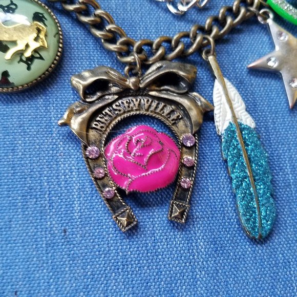 🪶Betseyville Luck-Theme 3-Chain Layered Feather Horse Butterfly Necklace - EPC - Picture 2 of 10